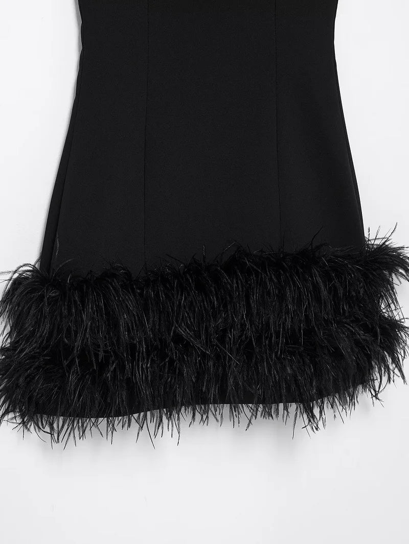 Kurzes Kleid mit schwarzen Federn